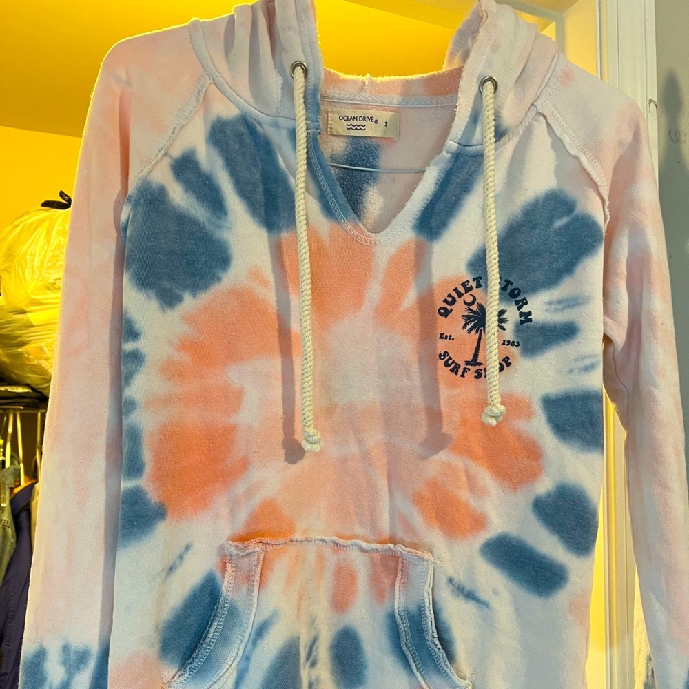 Gently Worn Women’s/Junior’s Tie-dye hoodie. Size: Small